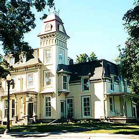 Absolute 1000 Islands Monthly Suites Gananoque Exteriér fotografie